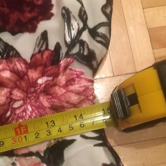 Guess  embroidered  flower dress NWOT​​​ - Picture 10 of 13